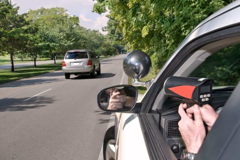 1800€ par mois pour conduire une voiture-radar privée