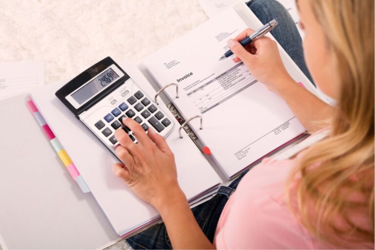 Elle ne dépense rien pendant 1 an et économise 23 000 €