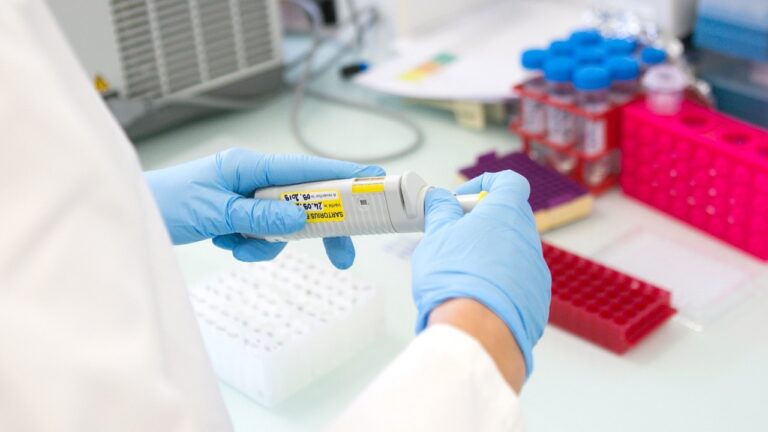 abivax-explosion-de-400-en-bourse-apres-des-resultats-cliniques-prometteurs-sur-une-maladie-intestinale