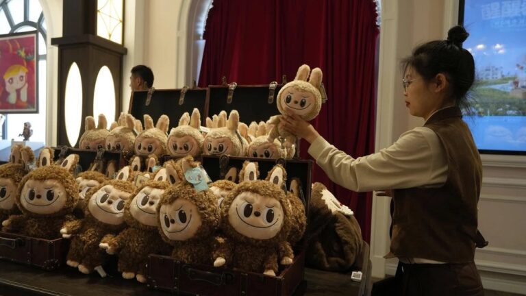 lincroyable-ascension-de-pop-mart-comment-les-peluches-labubu-ont-fait-flamber-laction-de-600-en-un-an