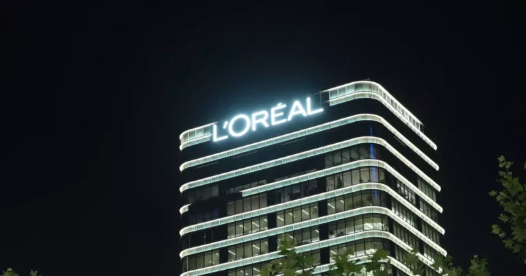 loreal-une-croissance-nuancee-qui-rassure-les-marches-laction-senvole-a-la-bourse-de-paris
