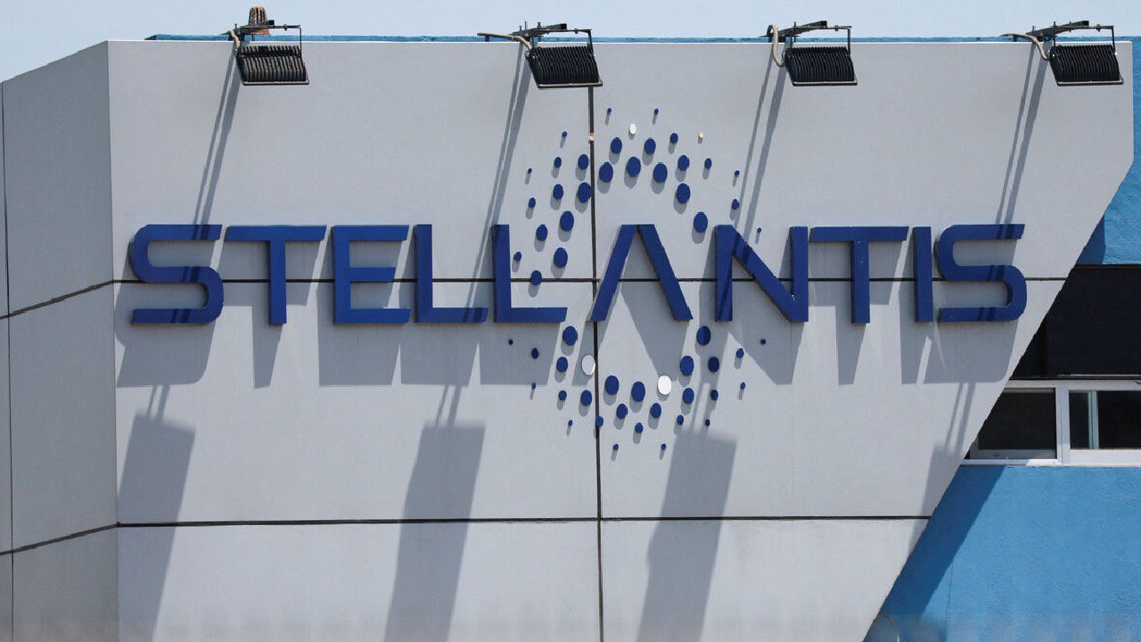stellantis-plonge-avec-23-milliards-deuros-de-pertes-la-bourse-reste-stoique