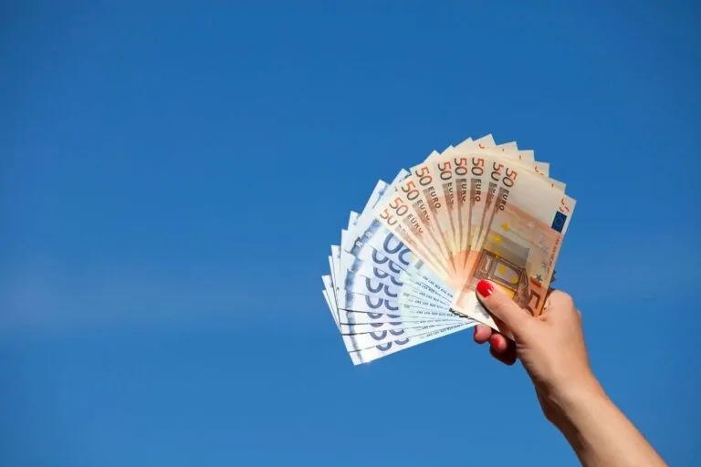 Elle touche 1 200 € par mois sans travailler