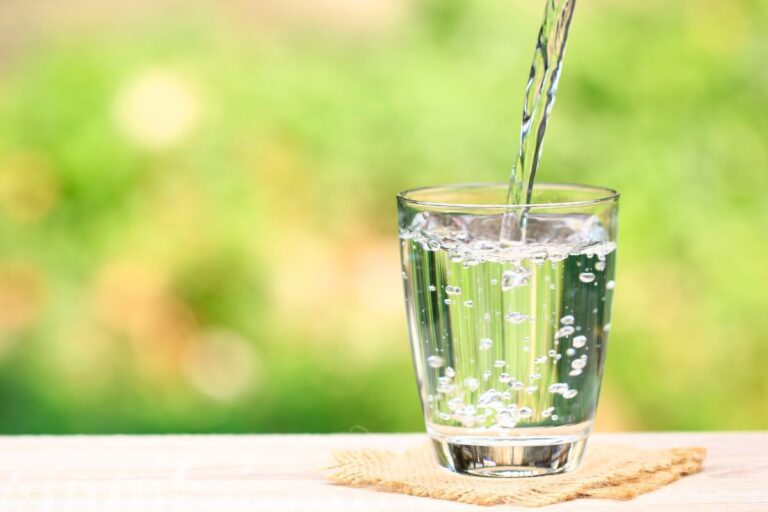 astuce avec un verre pour dissuader les cambrioleurs