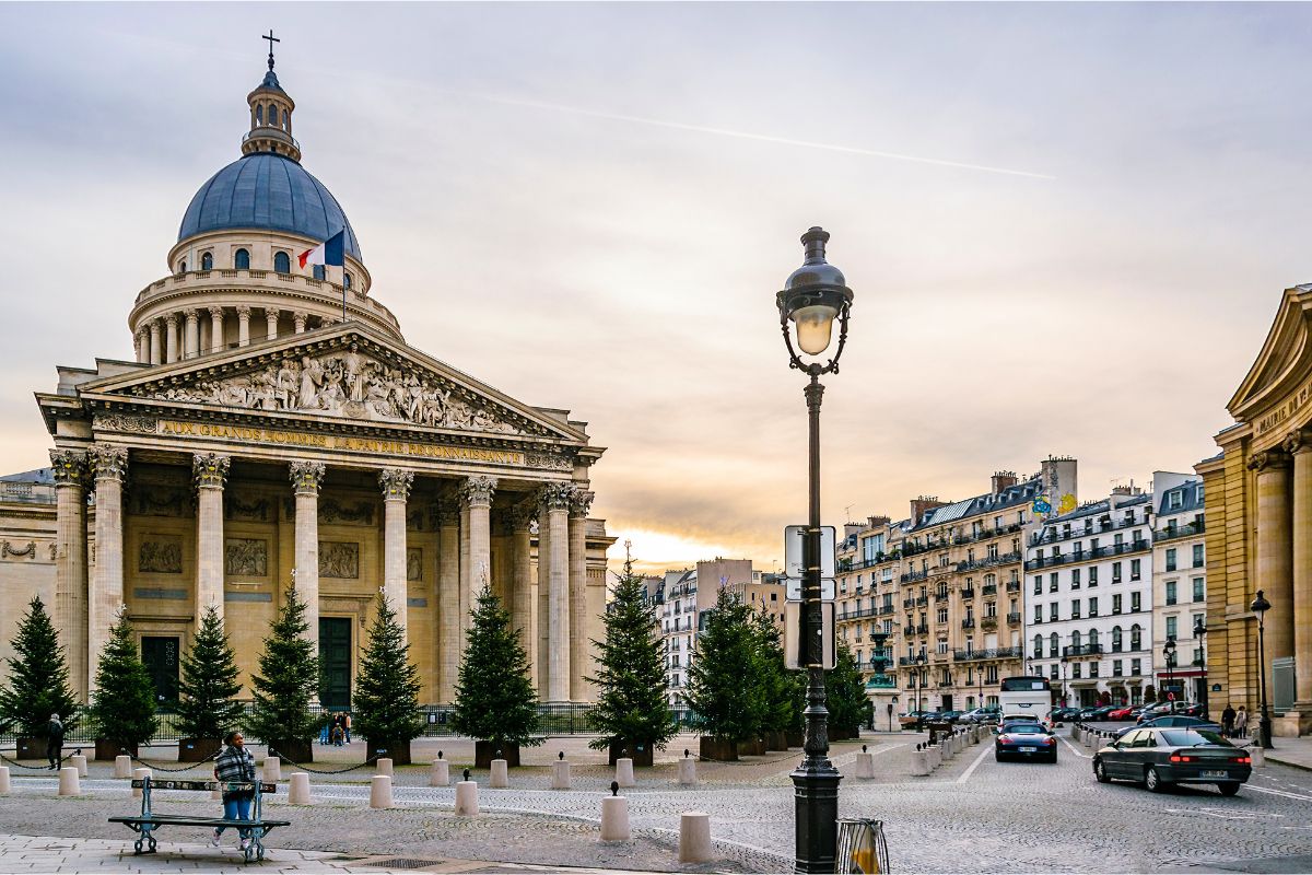 Pourquoi la France vend ses « bijoux de famille » à l’étranger