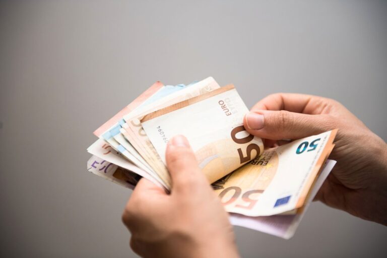 Il offre 7 500 € à ceux qui acceptent de quitter leur poste