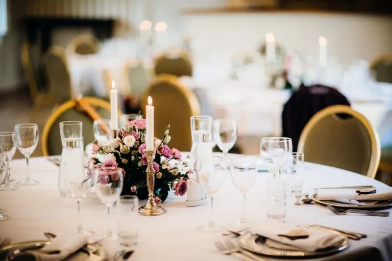 Elle découvre que la mariée est sa propre fille