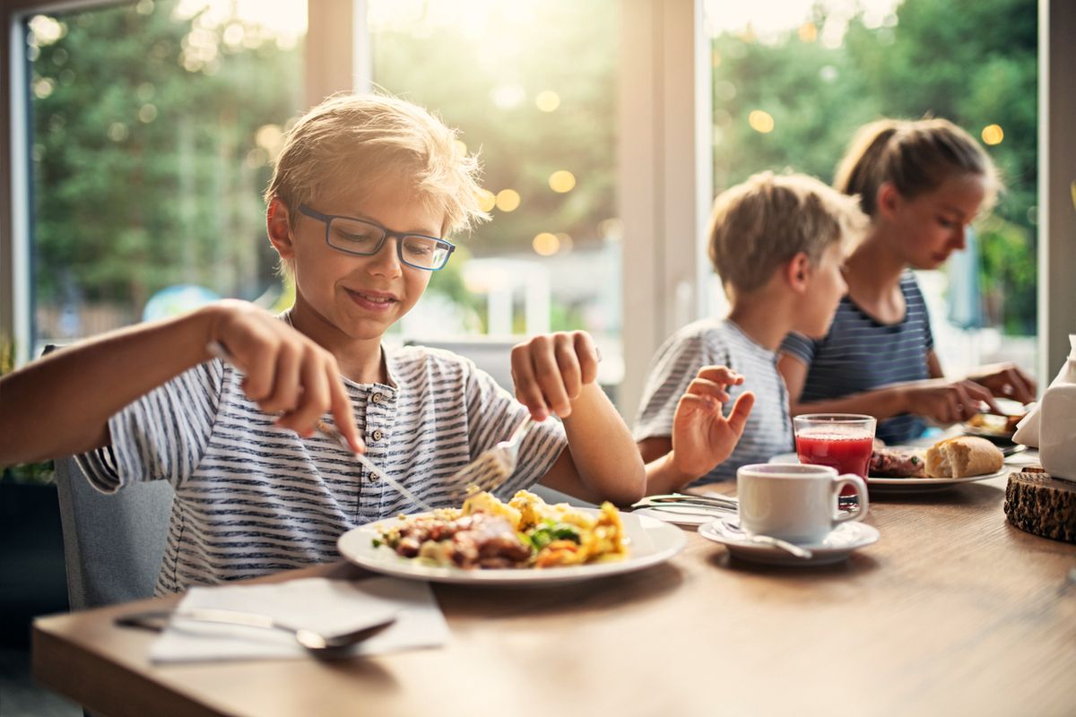 Elle paie pour 4 enfants au resto