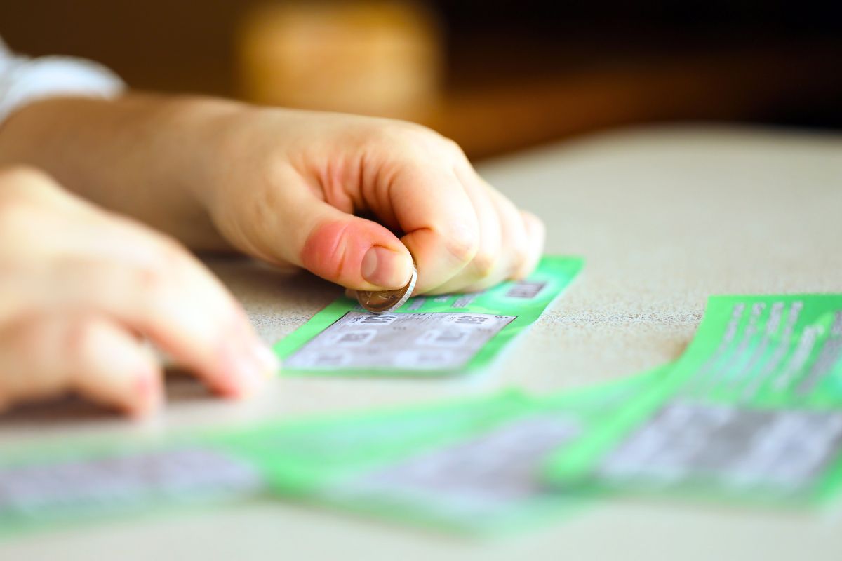 À 70 ans, il gagne 500 000 € au grattage