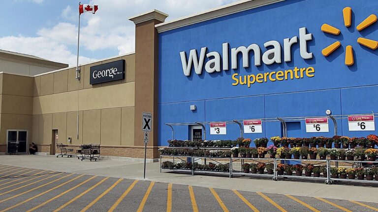 premiere-deception-de-walmart-en-trois-ans-laction-chute-malgre-des-ventes-records