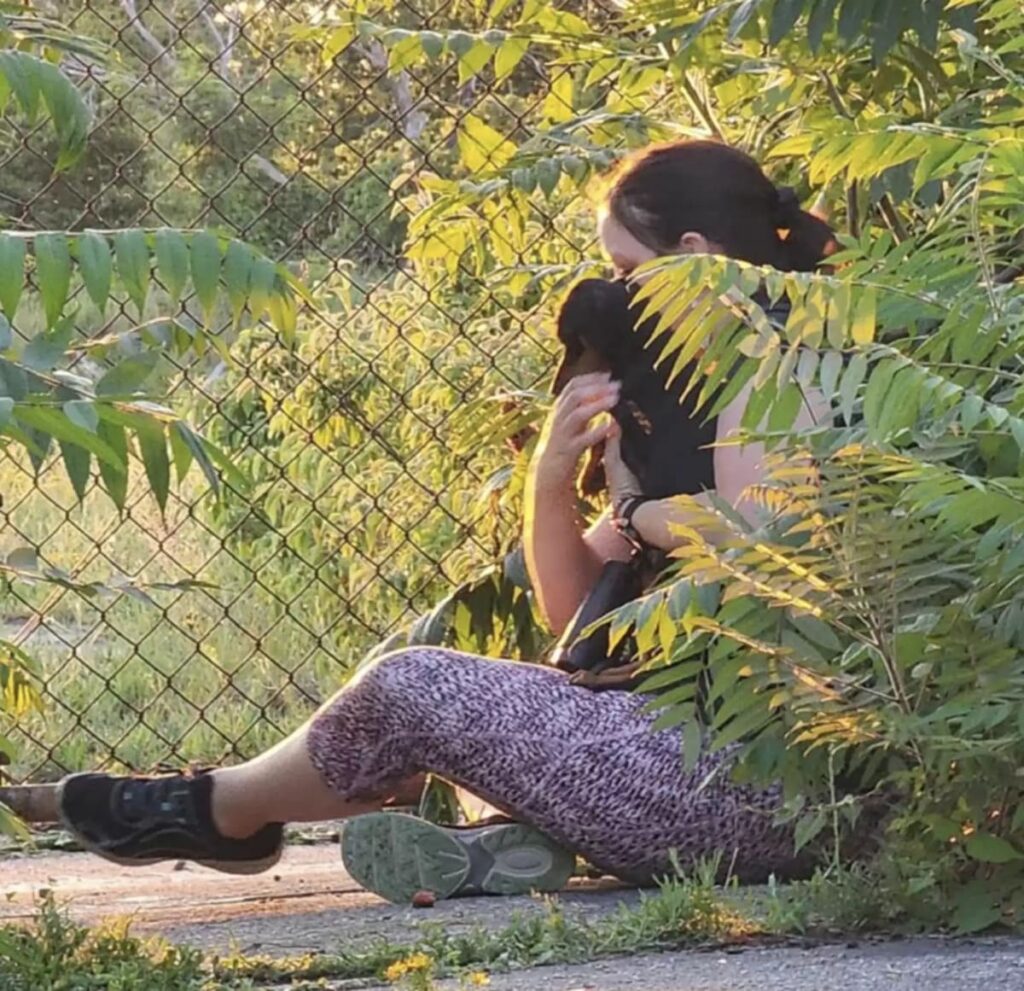 Les sauveteurs repèrent une silhouette au loin 