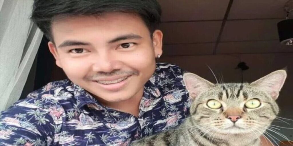 Son chat le fixe chaque nuit 