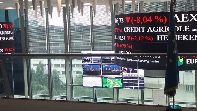 cac-40-les-donnees-us-robustes-sement-le-trouble-sur-la-politique-fed-lindice-parisien-recule-sous-7-800-points