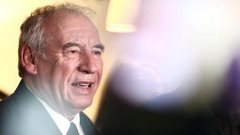 cac-40-lindice-parisien-poursuit-sa-hausse-malgre-la-chute-du-gouvernement-bayrou