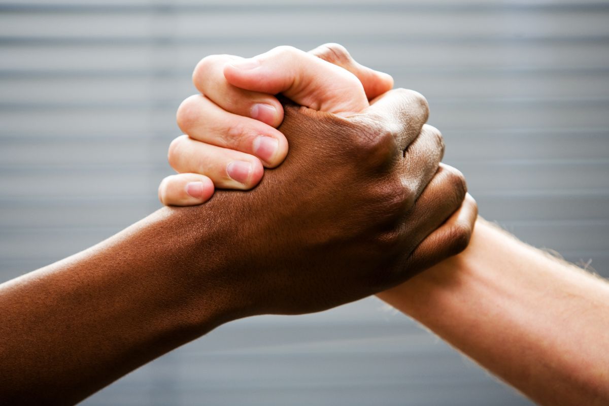 Ils la défient au bras de fer sans savoir qu’elle est championne du monde