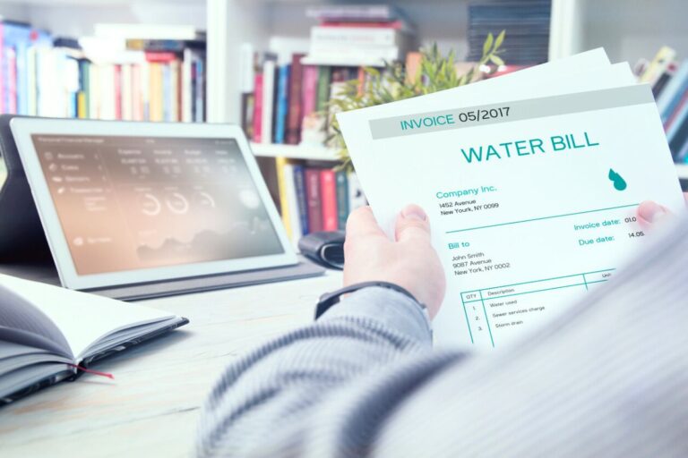 il reçoit une facture de 100 000 € pour l’eau utilisée par les squatteurs