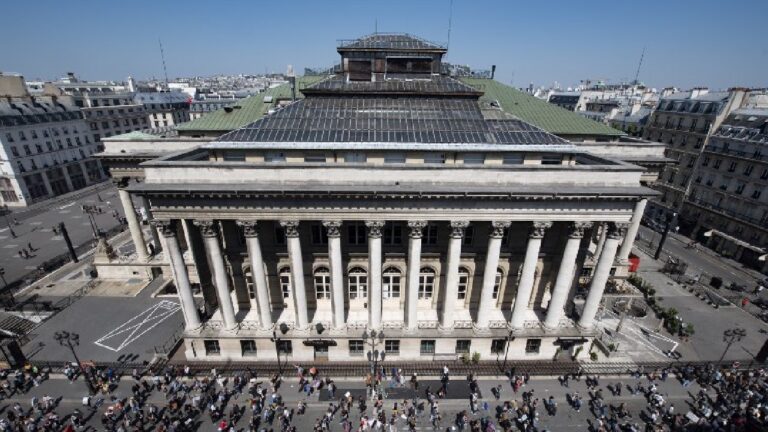 cac-40-pendant-que-nvidia-bat-des-records-historiques-paris-se-maintient-difficilement-au-dessus-des-8-200-points