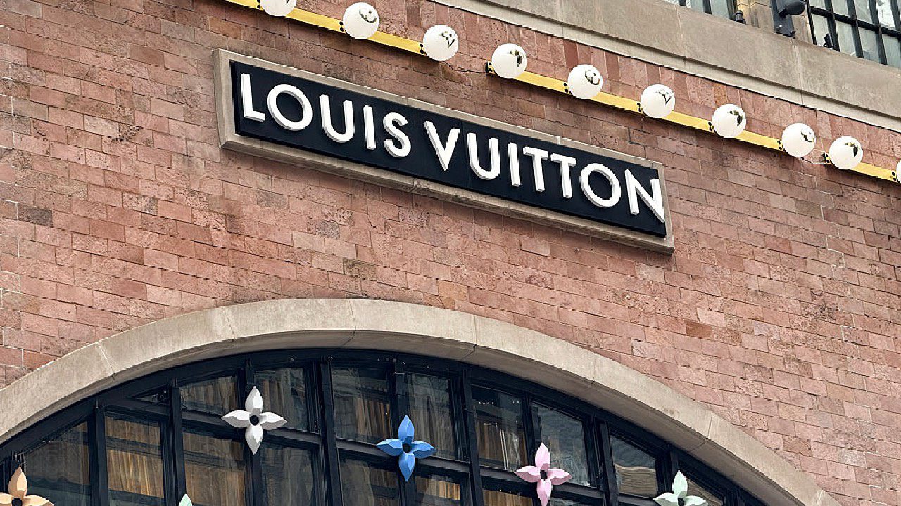 lvmh-senvole-en-bourse-et-tire-lensemble-du-luxe-francais-vers-les-sommets