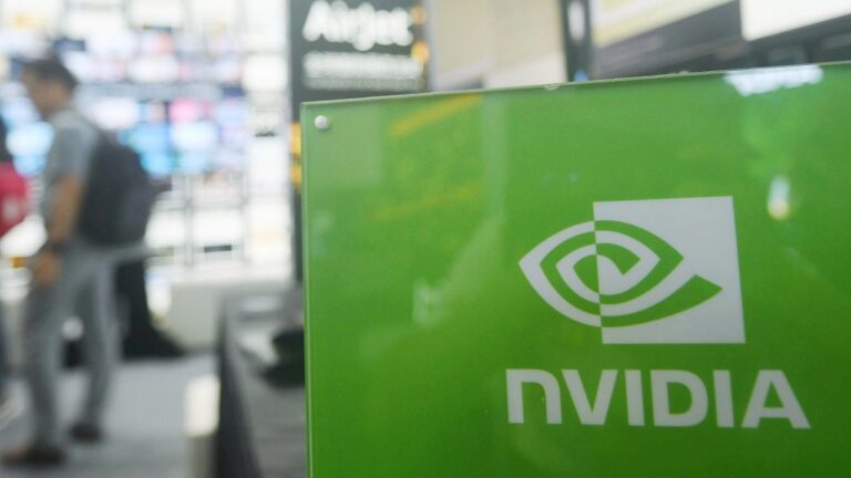 nvidia-franchit-la-barre-des-5-000-milliards-de-dollars-en-bourse-seulement-quatre-mois-apres-les-4-000-milliards
