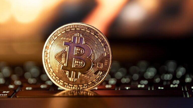 bitcoin-frole-les-93-000-dans-un-marche-crypto-mitige-ethereum-et-xrp-butent-sur-leurs-plafonds