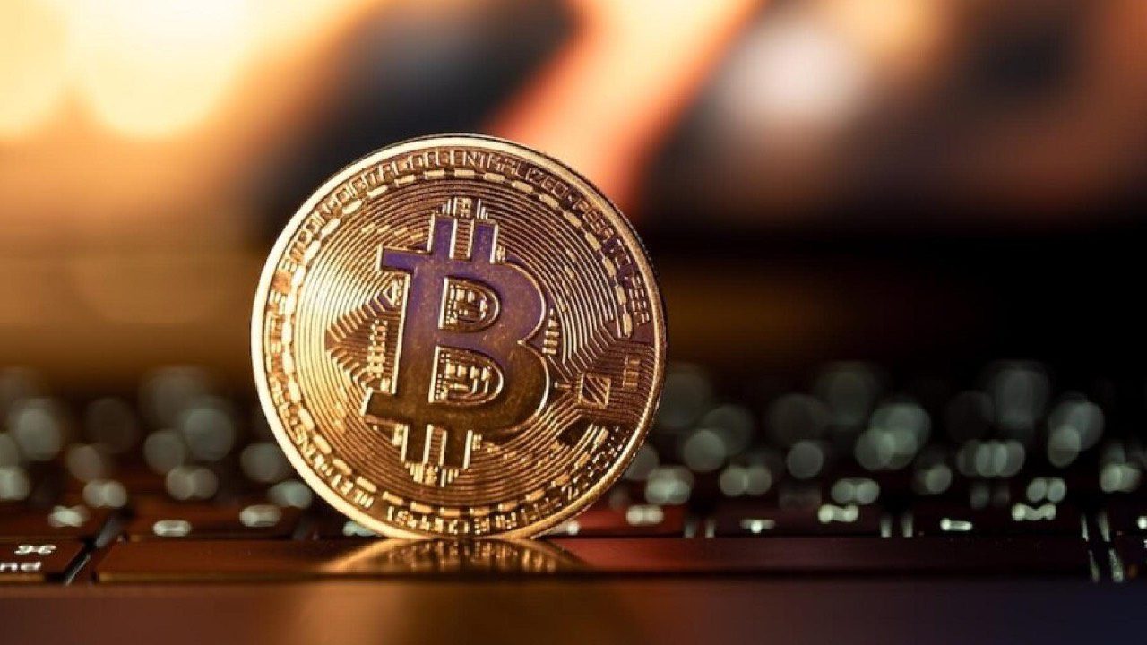bitcoin-frole-les-93-000-dans-un-marche-crypto-mitige-ethereum-et-xrp-butent-sur-leurs-plafonds