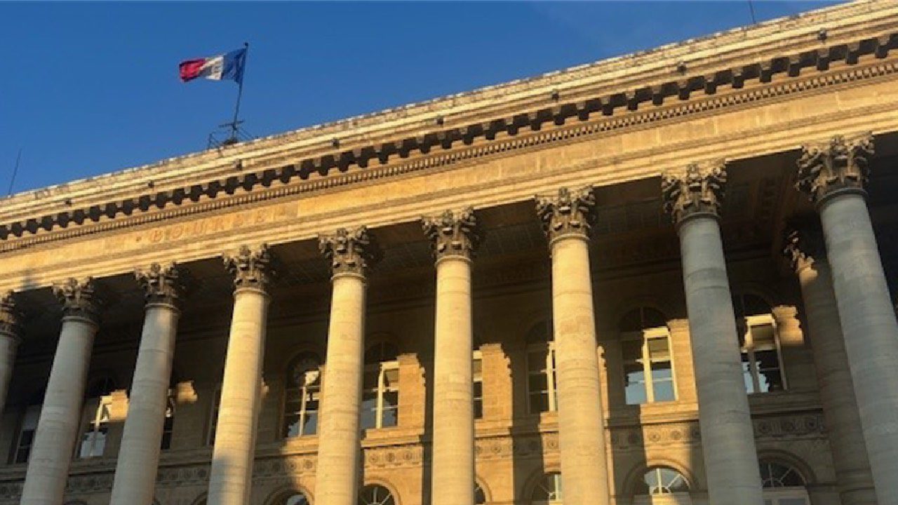 cac-40-lemploi-americain-flechit-paris-grappille-grace-a-airbus-et-stellantis