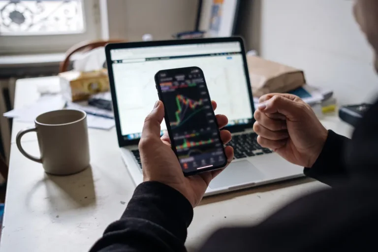 Bitcoin à 64 000 dollars avant la Fed : Les traders sont-ils prêts ?